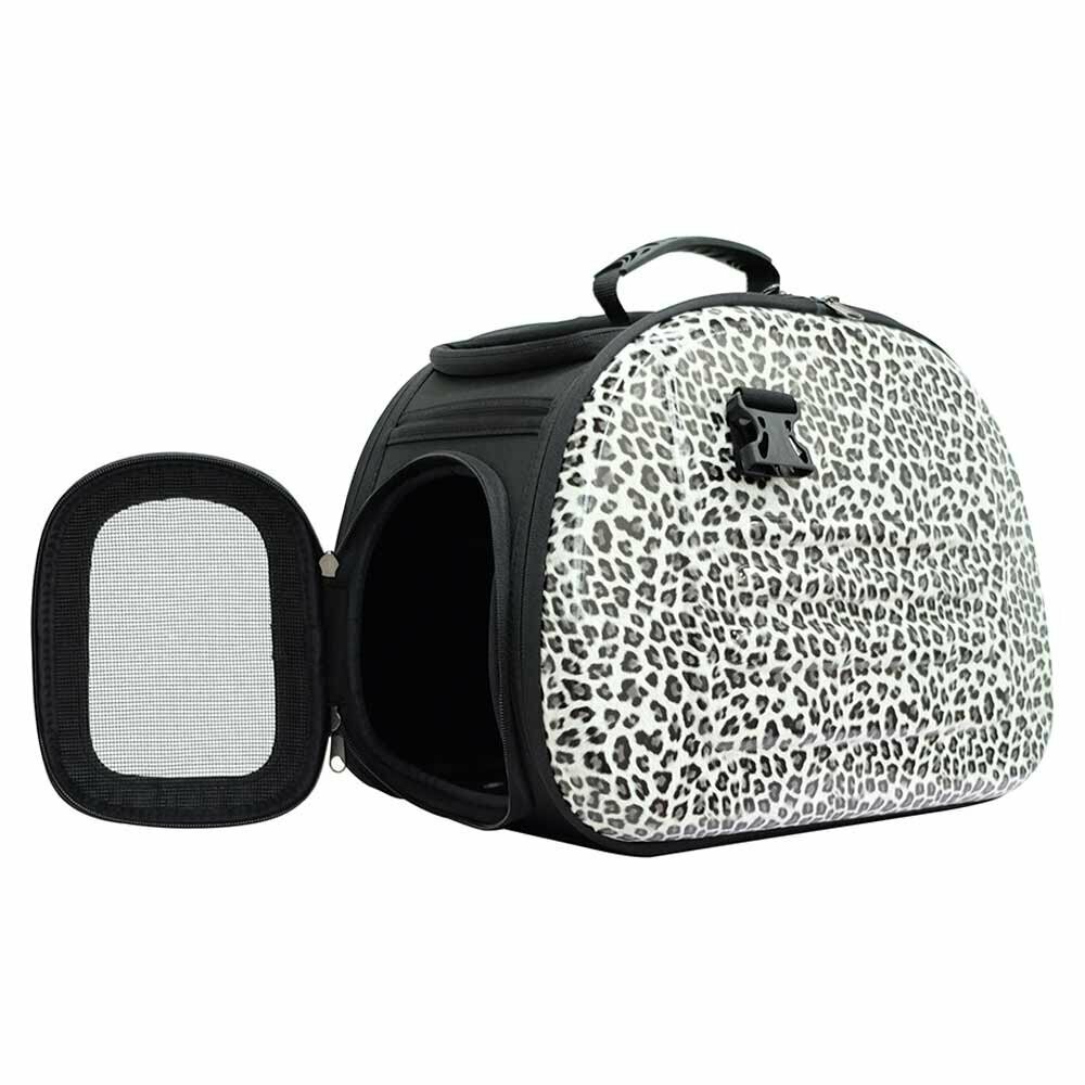 Practical dog carrier with modern leopard look
