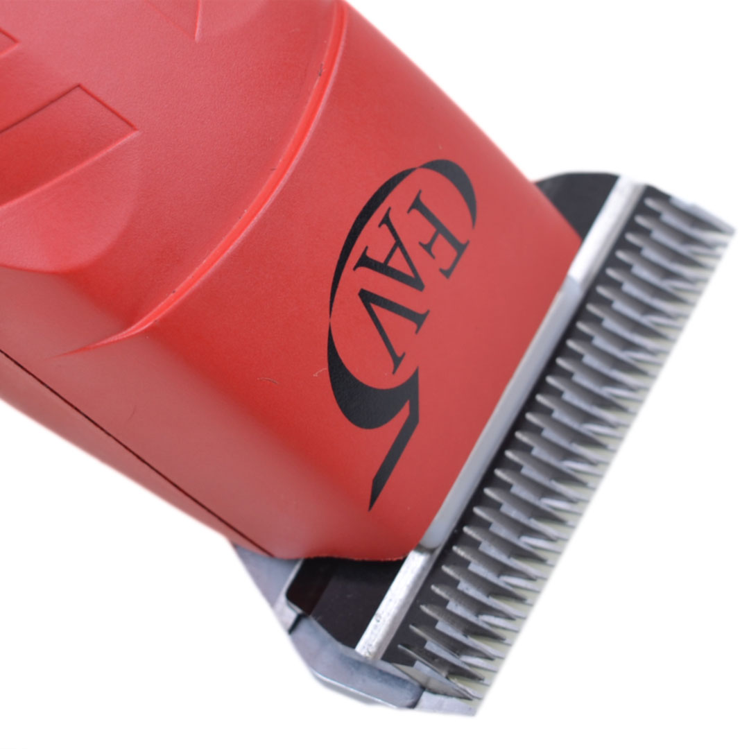 Especially wide blade for pet clippers with the standard blade system for horse clipping, cattle clipping and dog clipping