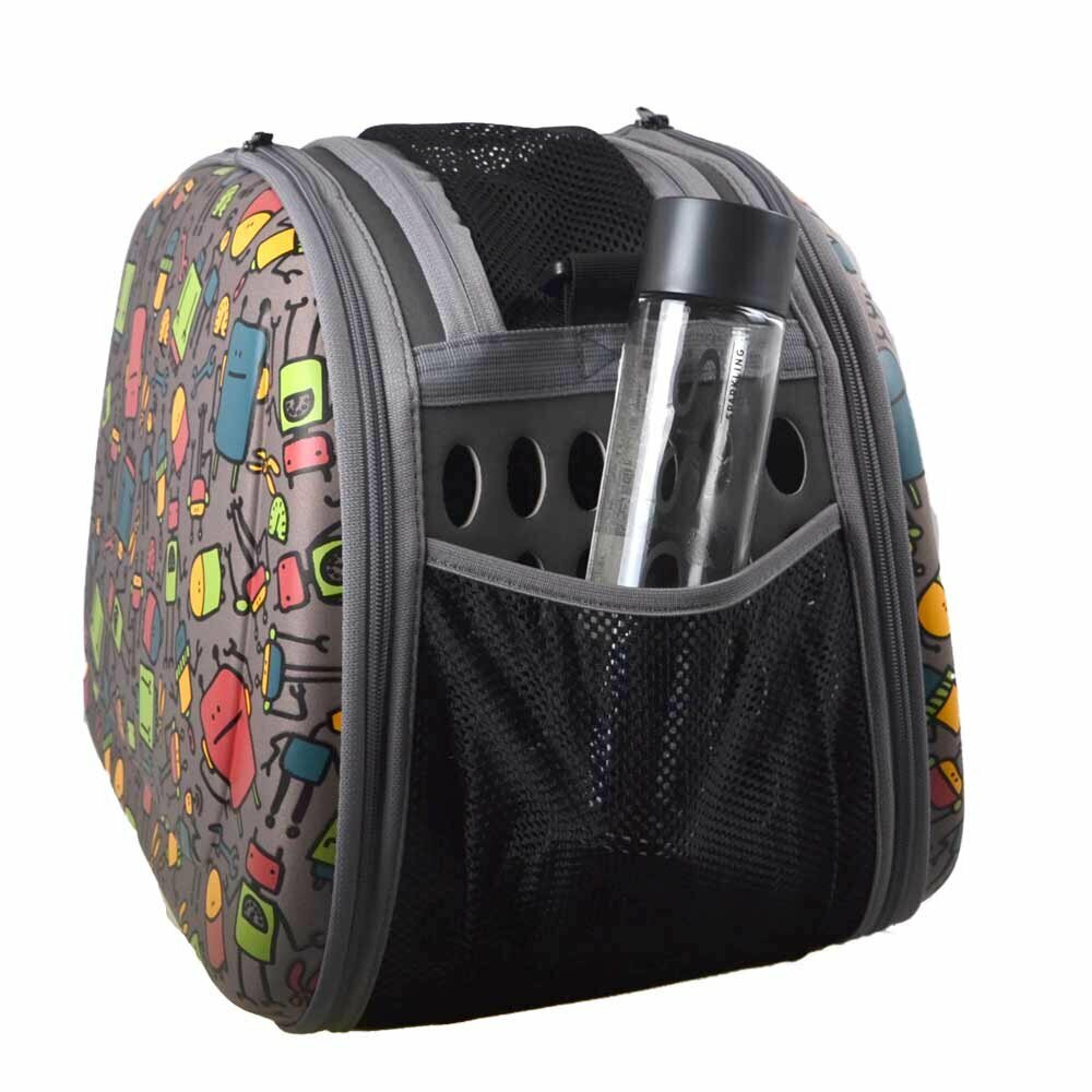 Well ventilated pet carrier bag with spacious outer pocket
