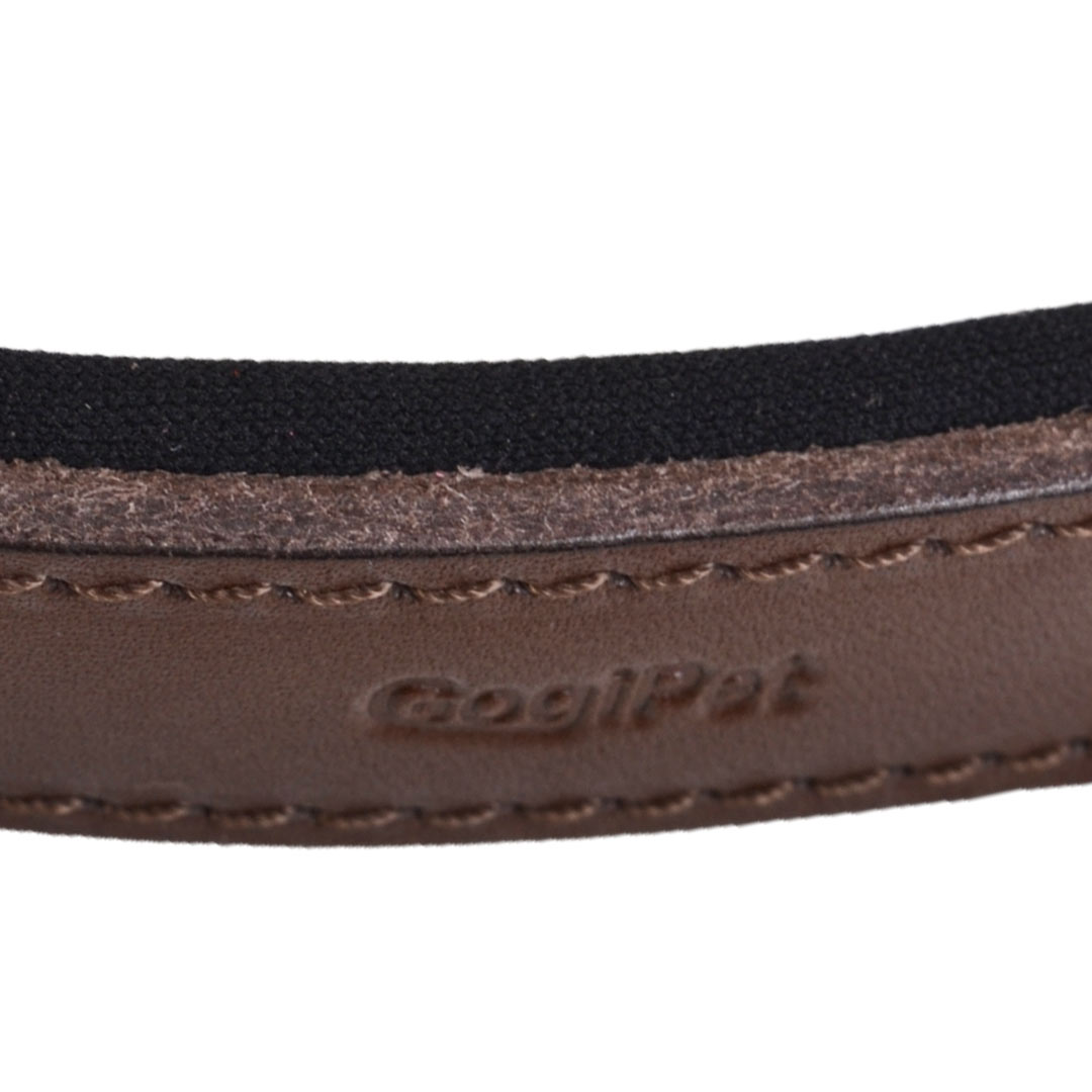 Timeless real leather dog collar in brown with colour-coordinated seams.